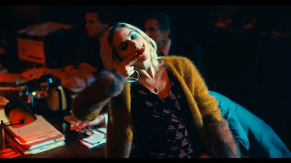 DC电影《小丑2:双重妄想》发布首支预告:“当疯狂的小丑遇上小丑女,他不再孤单”(图3) 《小丑2:双重妄想》首支预告发布:Lady Gaga哈莉奎茵登场