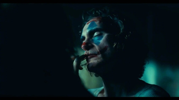DC电影《小丑2:双重妄想》发布首支预告:“当疯狂的小丑遇上小丑女,他不再孤单”(图2) 《小丑2:双重妄想》首支预告发布:Lady Gaga哈莉奎茵登场