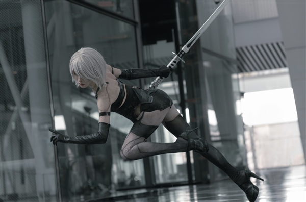 日本美女Cos《尼尔:机械纪元》A2,战损妆容很精致,氛围感十足,一起来欣赏下吧!(图1) 日本美女Cos《尼尔:机械纪元》A2:战损妆容很棒