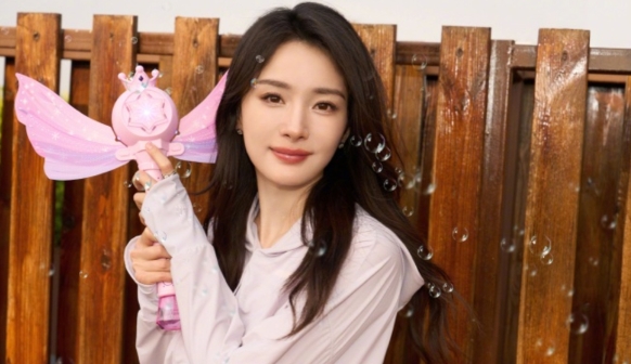 杨幂新电影《没有一顿火锅解决不了的事》无预警撤档,大批观众相当错愕(图1) 杨幂新电影《没有一顿火锅解决不了的事》无预警撤档,大批观众相当错愕(图1)