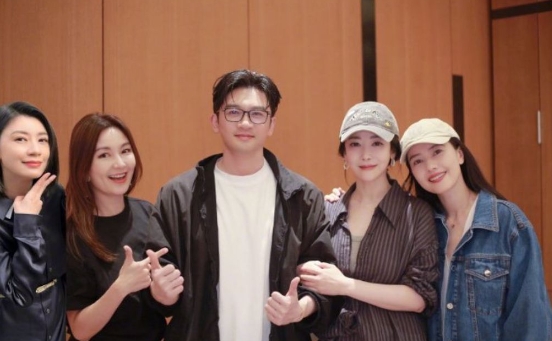 倚天屠龙记剧组重聚苏有朋演唱会,时隔22年再同框,陈紫函晒出多张合影(图1) 倚天屠龙记剧组重聚苏有朋演唱会,时隔22年再同框,陈紫函晒出多张合影(图1)