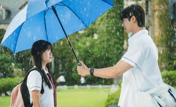 韩剧《背着善宰跑》爆红,跑出偶像和粉丝的双向救赎,从身体残缺、重度忧郁和梦想落空的角度探讨(图1) 韩剧《背着善宰跑》爆红,跑出偶像和粉丝的双向救赎,从身体残缺、重度忧郁和梦想落空的角度探讨(图1)