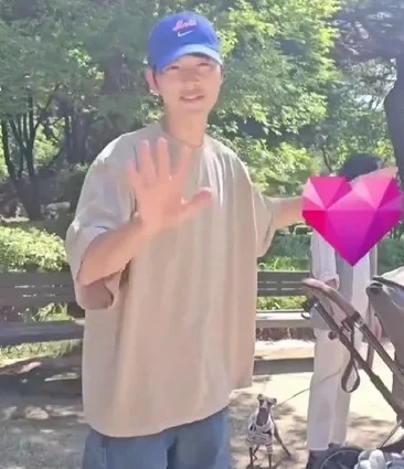 宋仲基公园遛娃被巧遇,挺身挡住相机以保护妻小隐私(图1) 宋仲基公园遛娃被巧遇,挺身挡住相机以保护妻小隐私(图1)