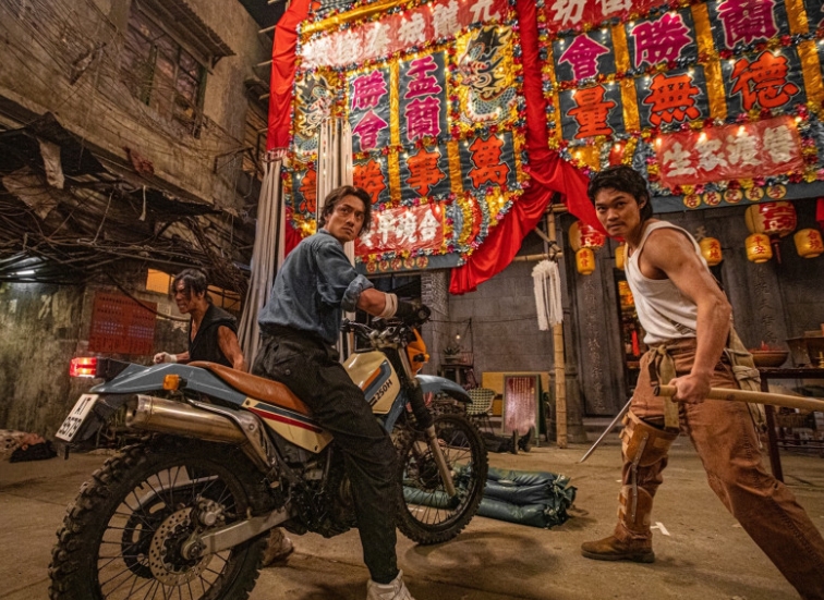 港片《九龙城寨之围城》开拍续集 胡子彤:动作戏打得伤痕累累,干脆轻松一点拍喜剧(图1) 港片《九龙城寨之围城》开拍续集 胡子彤:动作戏打得伤痕累累,干脆轻松一点拍喜剧(图1)