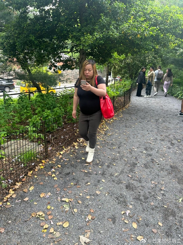 凤姐回应照片在网络上被疯传:渴望保留个人的生活和隐私空间(图1) 中国初代网红在美国被偷拍 最新照引围观:凤姐回应称尊重隐私 拒绝偷拍