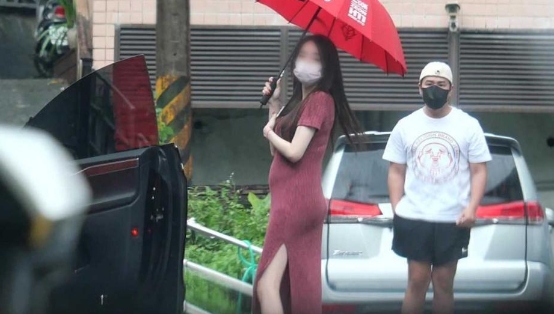 媒体曝欧弟身边多了一位挺着疑似五个月孕肚的长发女子 欧弟:女友已怀孕(图1) 媒体曝欧弟身边多了一位挺着疑似五个月孕肚的长发女子 欧弟:女友已怀孕(图1)