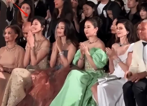 舒淇刘亦菲遭挤推抢位沦为边缘人,而森星不但被网民狂骂,还遭到主办方的无情除名(图2) 舒淇刘亦菲遭挤推抢位沦为边缘人,而森星不但被网民狂骂,还遭到主办方的无情除名(图2)