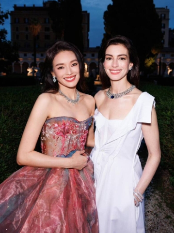 舒淇安妮海瑟薇同框,两人美颜被赞爆,东西美女同框露齿笑,模样电晕全网(图1) 舒淇安妮海瑟薇同框,两人美颜被赞爆,东西美女同框露齿笑,模样电晕全网(图1)