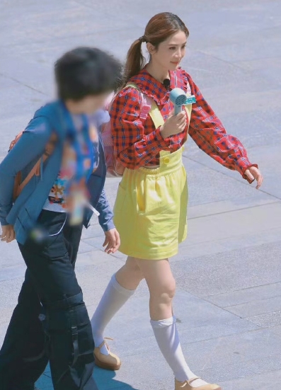 阿Sa参加综艺节目《青春环游记》复刻了童年可爱造型,引发大批网友围观(图1) 阿Sa参加综艺节目《青春环游记》复刻了童年可爱造型,引发大批网友围观(图1)