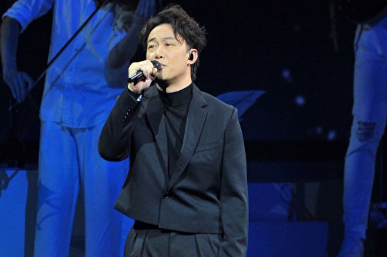 陈奕迅突宣布取消演唱会,一身便装出场,忍不住抹泪并声音沙哑(图1) 陈奕迅突宣布取消演唱会,一身便装出场,忍不住抹泪并声音沙哑(图1)