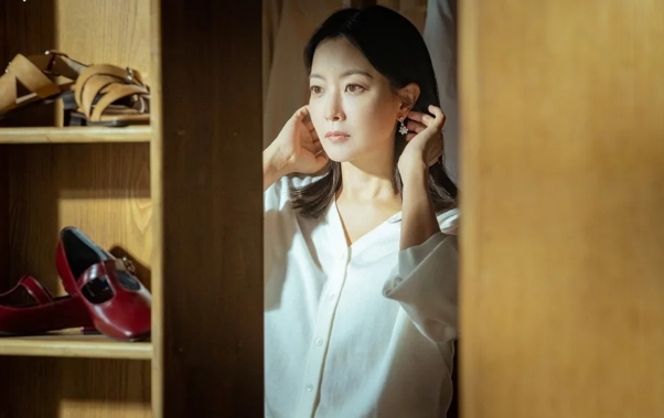 韩国第一美女金喜善最新悬疑心理剧《我们,家》,搭档百想影后李慧英,讲述知名心理医生卢英媛遭神秘人士威胁(图1) 韩国第一美女金喜善最新悬疑心理剧《我们,家》,搭档百想影后李慧英,讲述知名心理医生卢英媛遭神秘人士威胁(图1)