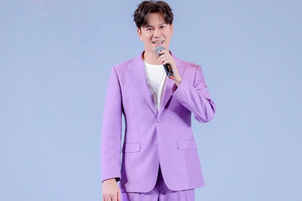 情歌王李圣杰宣布启动全新巡演计划，即将在巡回演唱会上第1万次演唱招牌歌曲〈痴心绝对〉(图1)