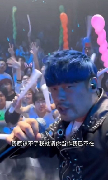 山寨周杰伦开演唱会竟然也爆满,从造型到脸蛋都神似周杰伦(图1) 山寨周杰伦开演唱会竟然也爆满,从造型到脸蛋都神似周杰伦(图1)