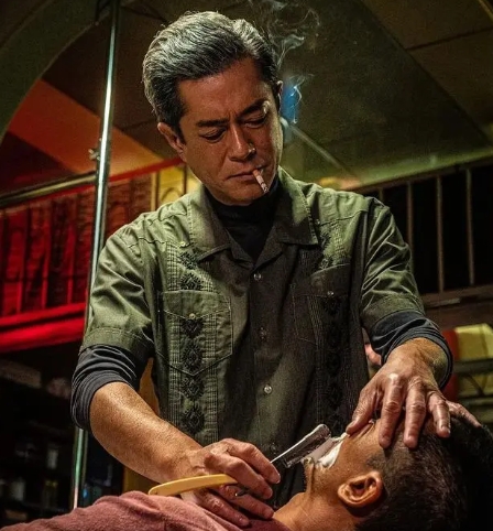 古天乐主演并监制的港片《九龙城寨之围城》已连续41天成为香港单日票房冠军(图1) 古天乐主演并监制的港片《九龙城寨之围城》已连续41天成为香港单日票房冠军(图1)