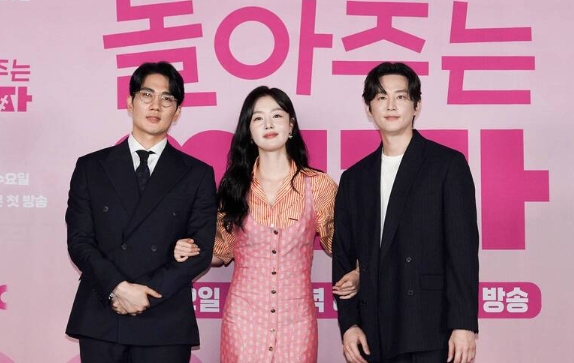 韩星严泰九出道17年首度主演浪漫喜剧,相隔5年与初恋韩善伙再续情缘(图1) 韩星严泰九出道17年首度主演浪漫喜剧,相隔5年与初恋韩善伙再续情缘(图1)