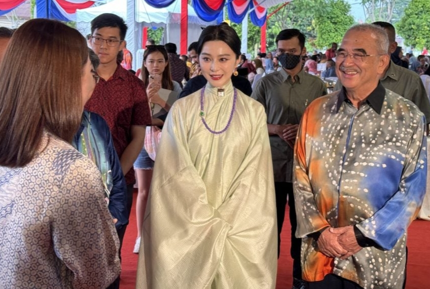 范冰冰盛装出席马来西亚元首苏丹依布拉欣茶会,先与甲州元首交流,并与议员们合影留念(图1) 范冰冰盛装出席马来西亚元首苏丹依布拉欣茶会,先与甲州元首交流,并与议员们合影留念(图1)