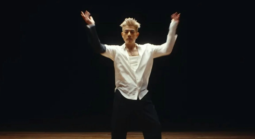 58岁的郭富城新歌《EXIT》从唱到舞可说是诚意满满,但是歌词反而成了瑕疵,被网民吐槽老土(图1) 58岁的郭富城新歌《EXIT》从唱到舞可说是诚意满满,但是歌词反而成了瑕疵,被网民吐槽老土(图1)