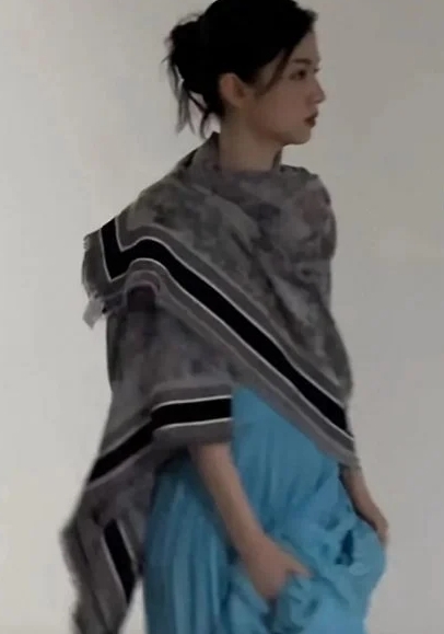 周也被曝“黑脸”后拿了六公主的糖,误以为工作人员是私生饭,马上被“中国电影报道”打脸(图1) 周也被曝“黑脸”后拿了六公主的糖,误以为工作人员是私生饭,马上被“中国电影报道”打脸(图1)