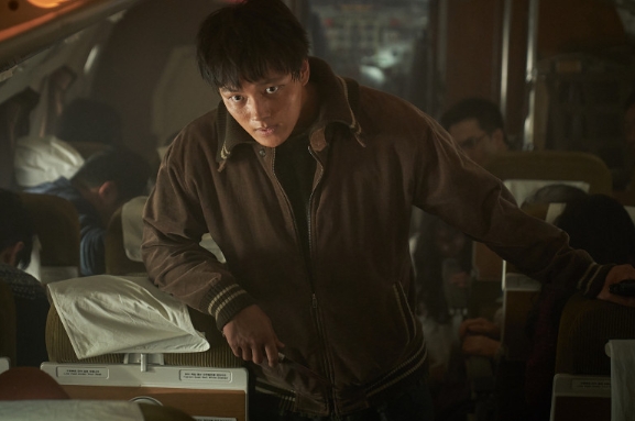 吕珍九《亡命劫机》真打河正宇:我的眼睛只要稍微稍微抬高,看起来就会有点凶,这对我来说很新鲜(图1) 吕珍九《亡命劫机》真打河正宇:我的眼睛只要稍微稍微抬高,看起来就会有点凶,这对我来说很新鲜(图1)