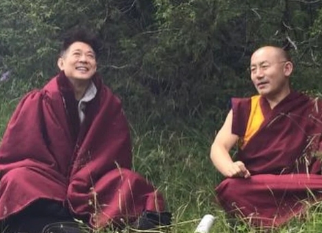 李连杰携妻女在海拔4000米山上闭关,还特地放上与利智的背影合照(图1) 李连杰携妻女在海拔4000米山上闭关,还特地放上与利智的背影合照(图1)