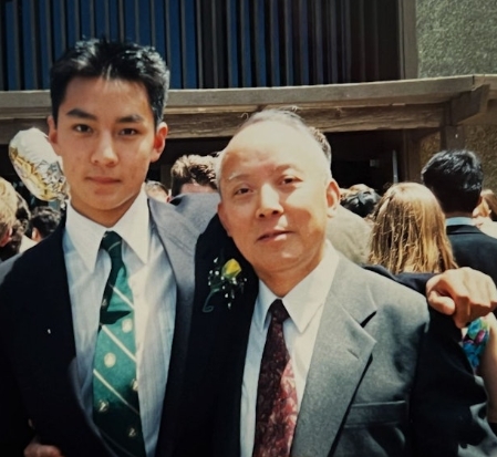 吴彦祖分享一张与童年时与父亲的合照,对2022年去世的亡父表示记挂与思念(图1) 吴彦祖分享一张与童年时与父亲的合照,对2022年去世的亡父表示记挂与思念(图1)