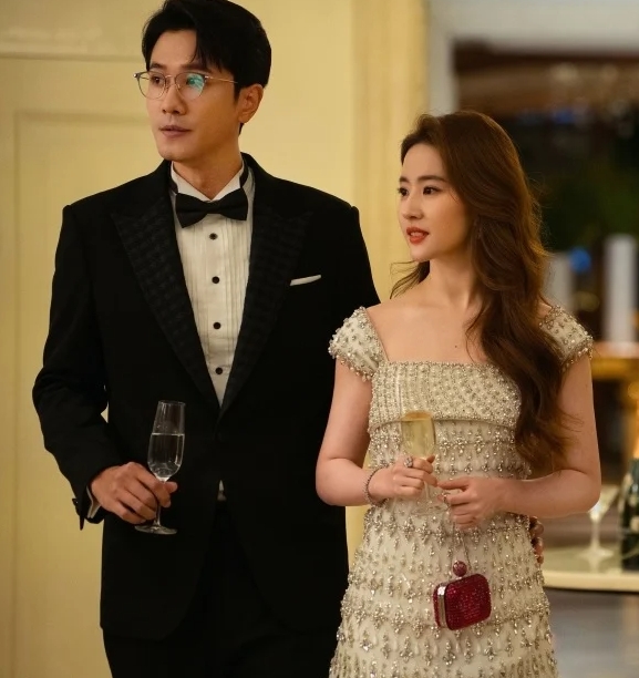 刘亦菲《玫瑰的故事》吻戏太多被骂翻,画面太咸湿“和原著有所出入”,决定弃剧(图1) 刘亦菲《玫瑰的故事》吻戏太多被骂翻,画面太咸湿“和原著有所出入”,决定弃剧(图1)