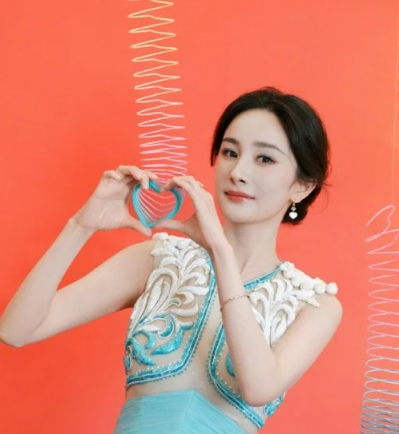 杨幂论文被质疑用AI生成:整篇论文框架中规中矩,但其中却被人发现了一些低级错误(图1) 杨幂论文被质疑用AI生成:整篇论文框架中规中矩,但其中却被人发现了一些低级错误(图1)