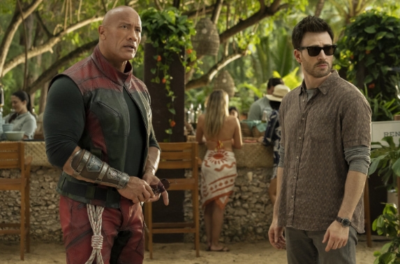 巨石强森组队美国队长,片中充满刺激、幽默、奇幻的情节,两人将一同拯救被掳走的圣诞老人(图1) 巨石强森组队美国队长,片中充满刺激、幽默、奇幻的情节,两人将一同拯救被掳走的圣诞老人(图1)