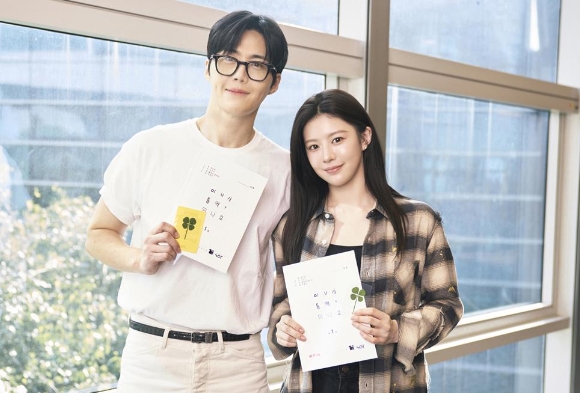 金宣虎新剧搭档高允贞,2人超登对的外貌,立刻让网友纷纷直呼期待度破表(图1) 金宣虎新剧搭档高允贞,2人超登对的外貌,立刻让网友纷纷直呼期待度破表(图1)