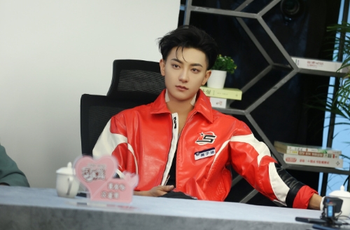 黄子韬谈经纪人被抓:“跟了自己10年的经纪人背着我在公司干了很多事,演唱会对我来说是一种阴影”(图1) 黄子韬谈经纪人被抓:“跟了自己10年的经纪人背着我在公司干了很多事,演唱会对我来说是一种阴影”(图1)