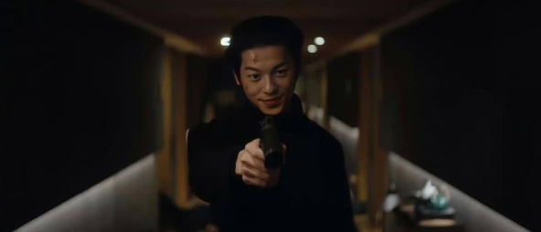 许光汉化身杀手帅翻：拿着枪、露出邪恶微笑的模样(图1)