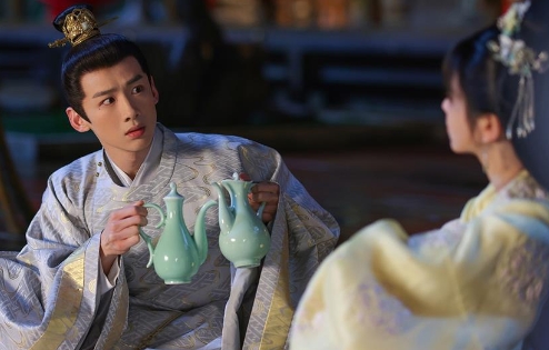 白敬亭、田曦薇主演的古装轻喜剧《卿卿日常》,男女主角先婚后爱互动逗趣,获剧迷一致好评(图1) 白敬亭、田曦薇主演的古装轻喜剧《卿卿日常》,男女主角先婚后爱互动逗趣,获剧迷一致好评(图1)