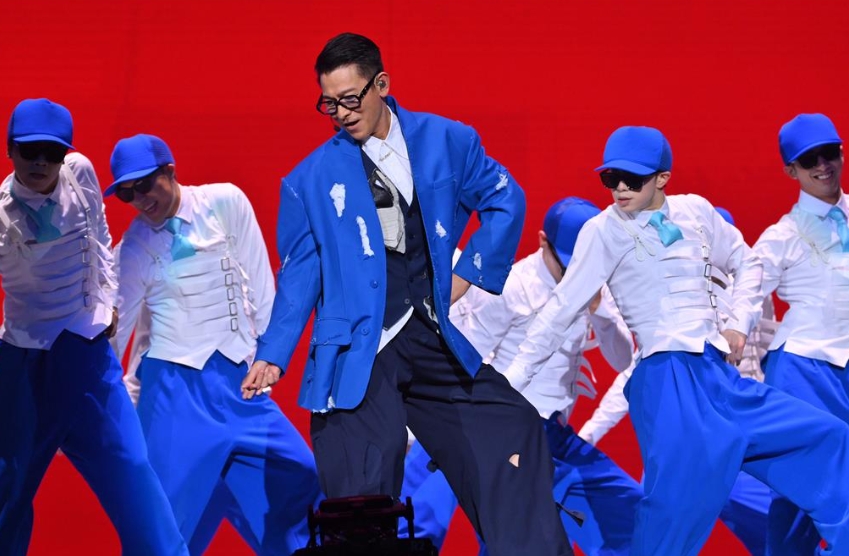 刘德华演唱会哭了,各站巡演门票一开卖,即迅速售罄(图1) 刘德华演唱会哭了,各站巡演门票一开卖,即迅速售罄(图1)