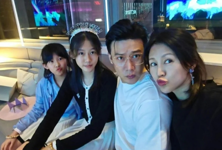 女儿被指控霸凌羞辱长相 陆毅澄清:“只是小朋友之间的玩笑”(图1) 女儿被指控霸凌羞辱长相 陆毅澄清:“只是小朋友之间的玩笑”(图1)