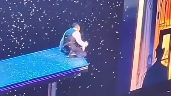 刘德华上海演唱会上2度险出意外,为滑跪道歉会好好照顾自己(图1) 刘德华上海演唱会上2度险出意外,为滑跪道歉会好好照顾自己(图1)