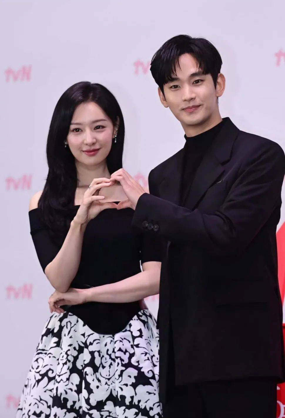 金秀贤金智媛因戏生情的营销做的很足,说到底也是商业情侣而已(图2) 金秀贤金智媛因戏生情的营销做的很足,说到底也是商业情侣而已(图2)