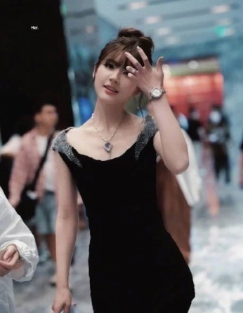 赵露思新剧《许我耀眼》造型路透曝光,贴身的礼服让好身材一览无遗(图1) 赵露思新剧《许我耀眼》造型路透曝光,贴身的礼服让好身材一览无遗(图1)