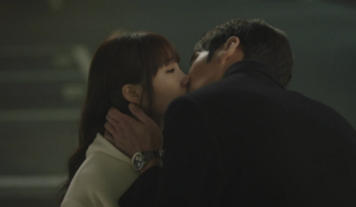 崔振赫《她的日与夜》和郑恩地透过含泪之吻确认彼此感情,恋情逐渐升温(图1) 崔振赫《她的日与夜》和郑恩地透过含泪之吻确认彼此感情,恋情逐渐升温(图1)