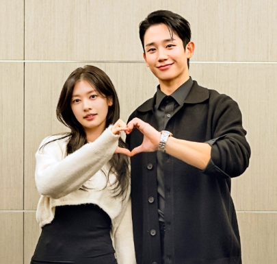 韩星丁海寅首演浪漫喜剧,在Netflix新剧《妈妈朋友的儿子》演互挖对方黑历史的爱情故事(图1) 韩星丁海寅首演浪漫喜剧,在Netflix新剧《妈妈朋友的儿子》演互挖对方黑历史的爱情故事(图1)