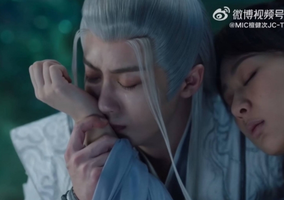 《长相思2》檀健次爱意藏不住,以眼泪和手腕吻便道尽了他的深情和心痛(图1) 《长相思2》檀健次爱意藏不住,以眼泪和手腕吻便道尽了他的深情和心痛(图1)