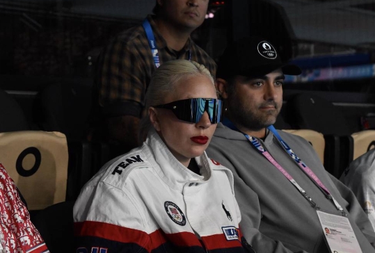 Lady Gaga证实订婚喜讯,介绍男友时以我的未婚夫称呼,被曝两人已订婚(图1) Lady Gaga证实订婚喜讯,介绍男友时以我的未婚夫称呼,被曝两人已订婚(图1)