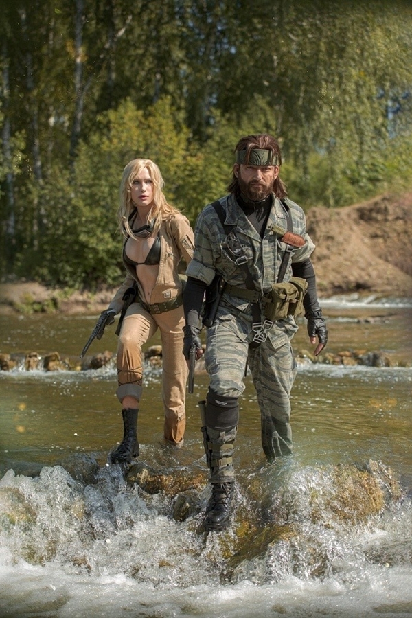 《合金装备3》斯内克和伊娃COS图:猛男和美女出现在密林边、瀑布下湿身格外吸睛(图2) 《合金装备3》斯内克和伊娃COS图:瀑布下湿身美女