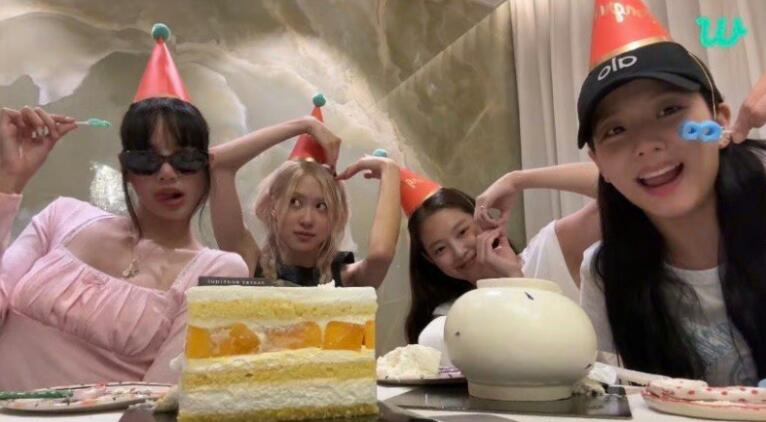 BLACKPINK发愿还有88周年,Rosé最近都有跟成员们见面,直呼自己很lucky(图1) BLACKPINK发愿还有88周年,Rosé最近都有跟成员们见面,直呼自己很lucky(图1)