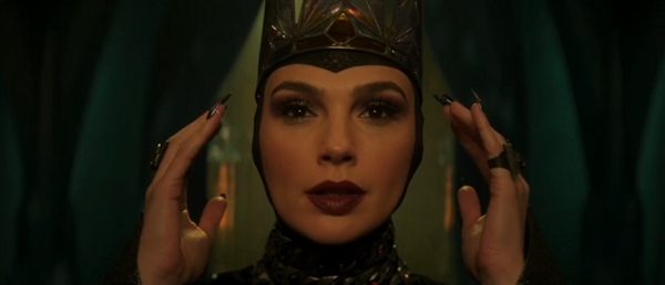 迪士尼《白雪公主》真人电影也在D23大会上亮相,并且公布了首支预告片(图2) 《白雪公主》真人电影首支预告片发布:盖尔·加朵饰演毒皇后亮相