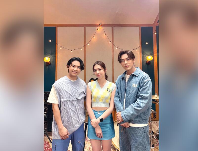 告五人公布手机代言广告花絮,云安趁着谦哥休息时偷拍“丑照”(图1) 告五人公布手机代言广告花絮,云安趁着谦哥休息时偷拍“丑照”(图1)