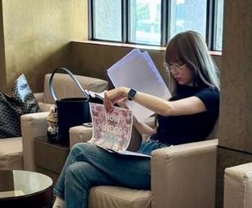 王心凌机场被歌迷野生捕获,素颜戴着眼镜的照片意外在Threads曝光(图1) 王心凌机场被歌迷野生捕获,素颜戴着眼镜的照片意外在Threads曝光(图1)