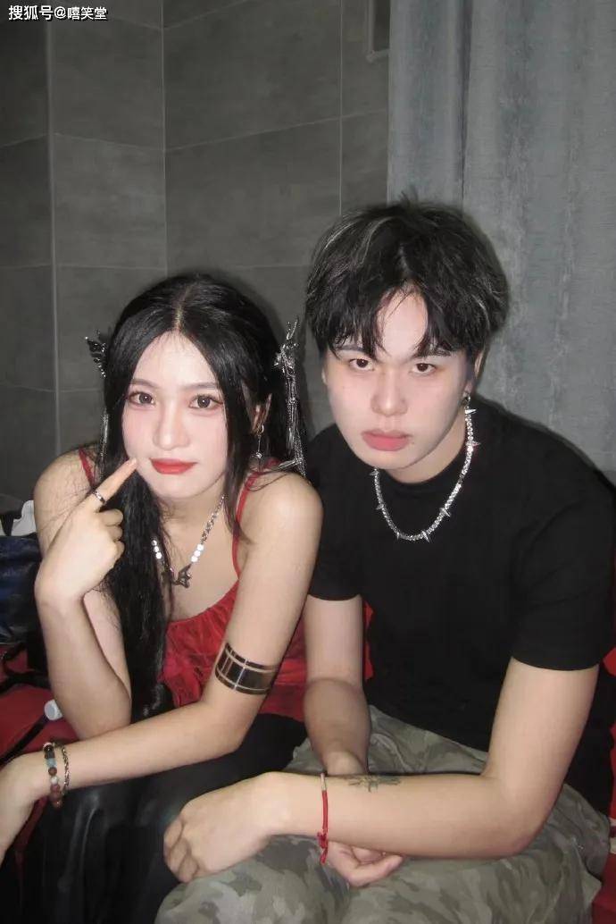 恭喜王澳楠和无脸男葫芦拥有了甜甜的爱情,祝福两位Rapper(图2) 恭喜王澳楠和无脸男葫芦拥有了甜甜的爱情,祝福两位Rapper(图2)