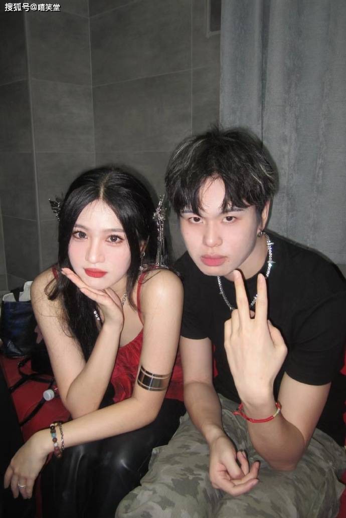 恭喜王澳楠和无脸男葫芦拥有了甜甜的爱情,祝福两位Rapper(图3) 恭喜王澳楠和无脸男葫芦拥有了甜甜的爱情,祝福两位Rapper(图3)