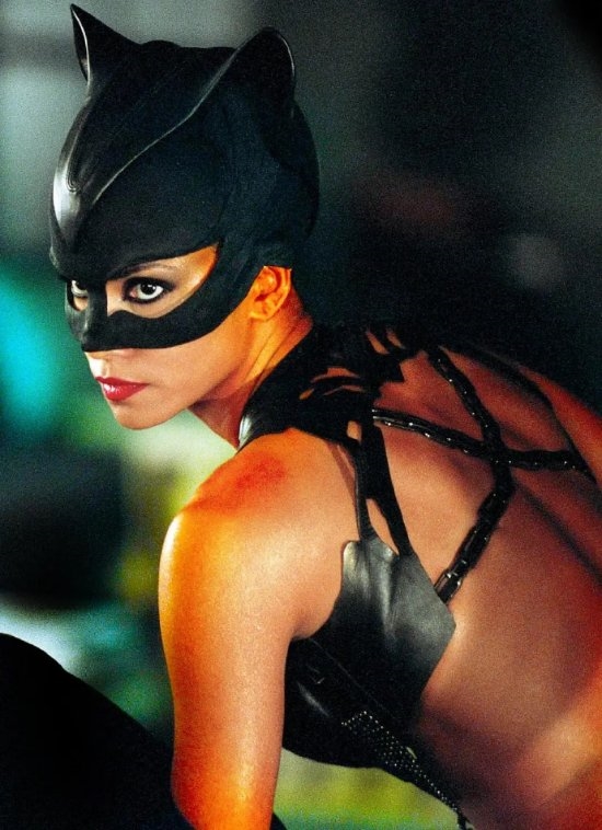 哈莉·贝瑞《猫女》在国外翻火!哈莉·贝瑞:“现在的孩子们重新发现这部电影和这个角色,这让我很开心”(图3) 哈莉·贝瑞《猫女》在国外翻火:很开心能被重新发现