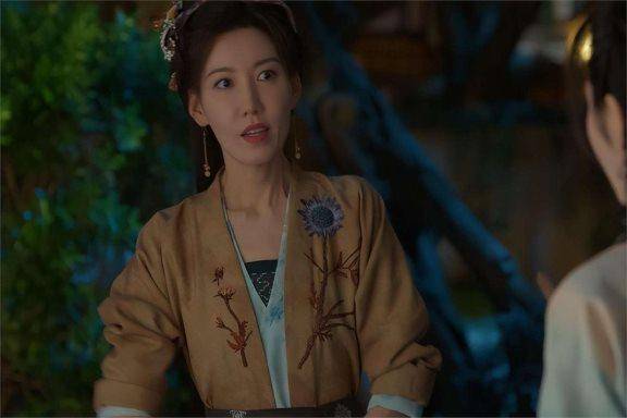 高露现身四川街头:标致的鹅蛋脸变成了棱角分明的六棱脸,颧骨显得非常高耸突兀(图2) 高露现身四川街头:标致的鹅蛋脸变成了棱角分明的六棱脸,颧骨显得非常高耸突兀(图2)